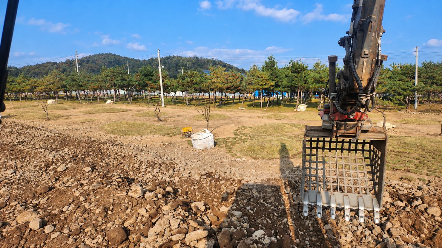 돌은 골라내고 흙은 그 자리에서 다시 씁니다.